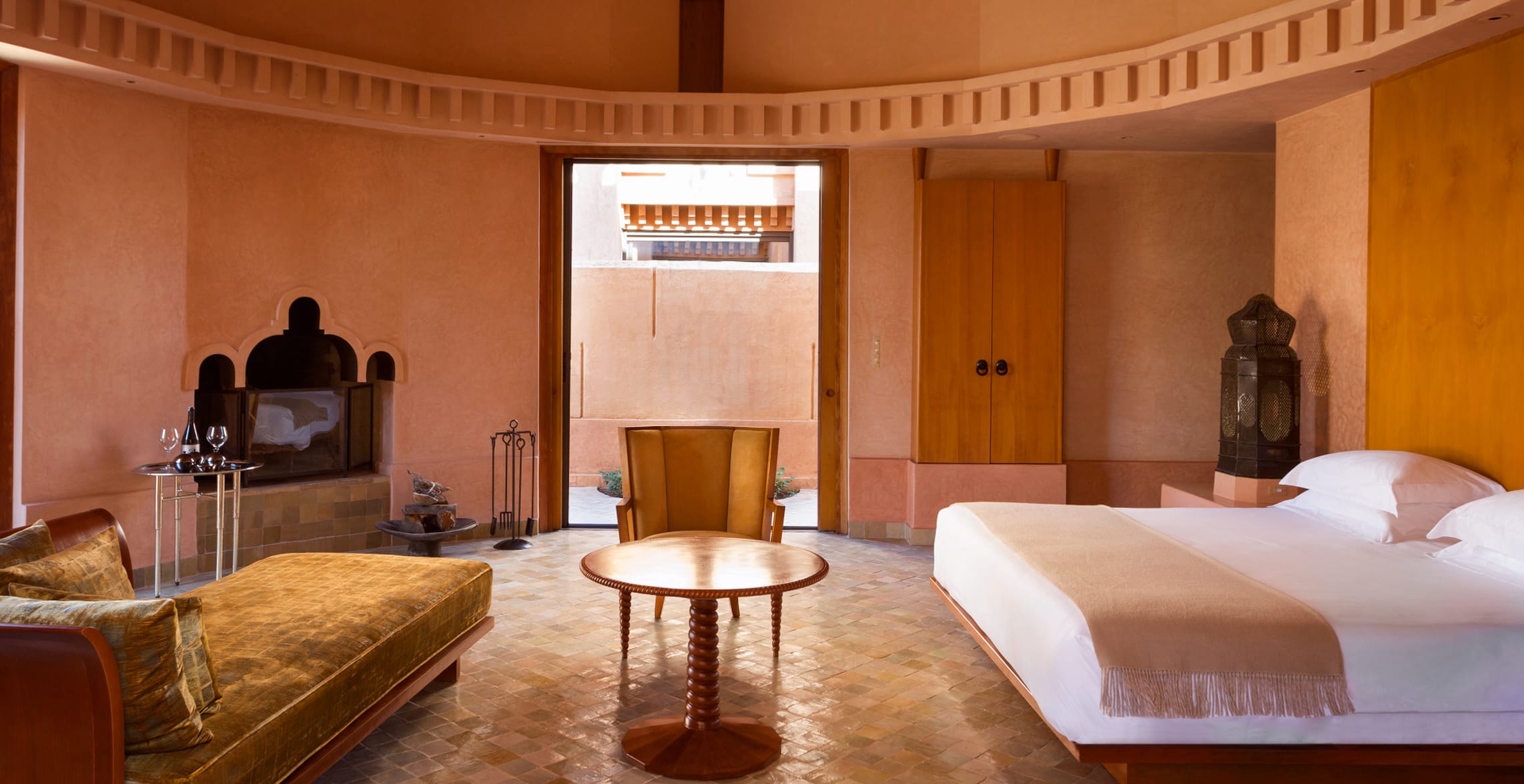 Stanza con camino in tadelakt rosso chiaro