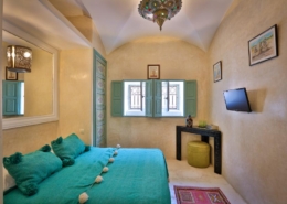 stanza con pareti e pavimento in tadelakt