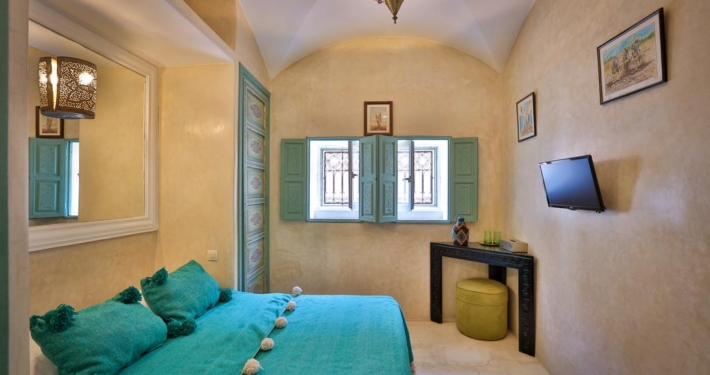 stanza con pareti e pavimento in tadelakt