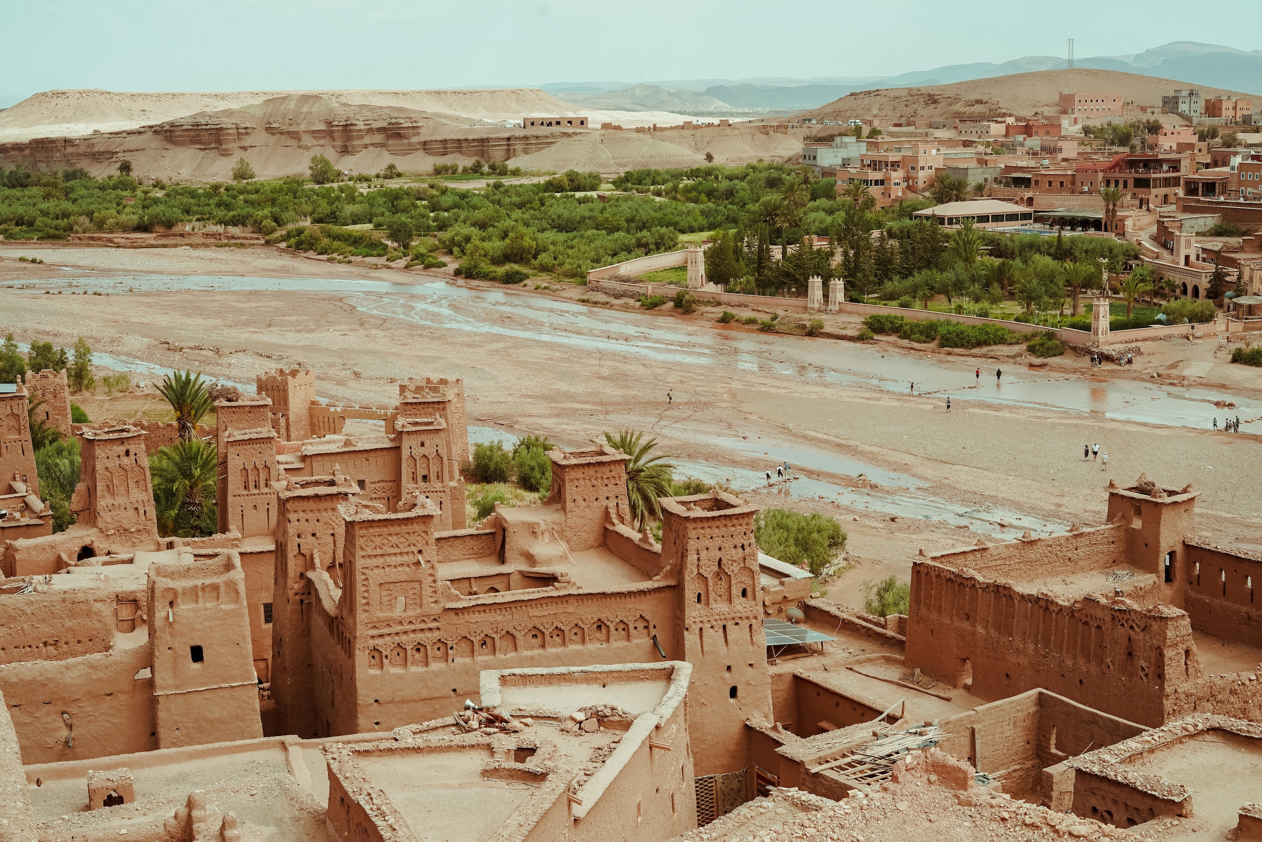 Ait Benhaddou è divisa dalla zona vecchia e la zona residenziale
