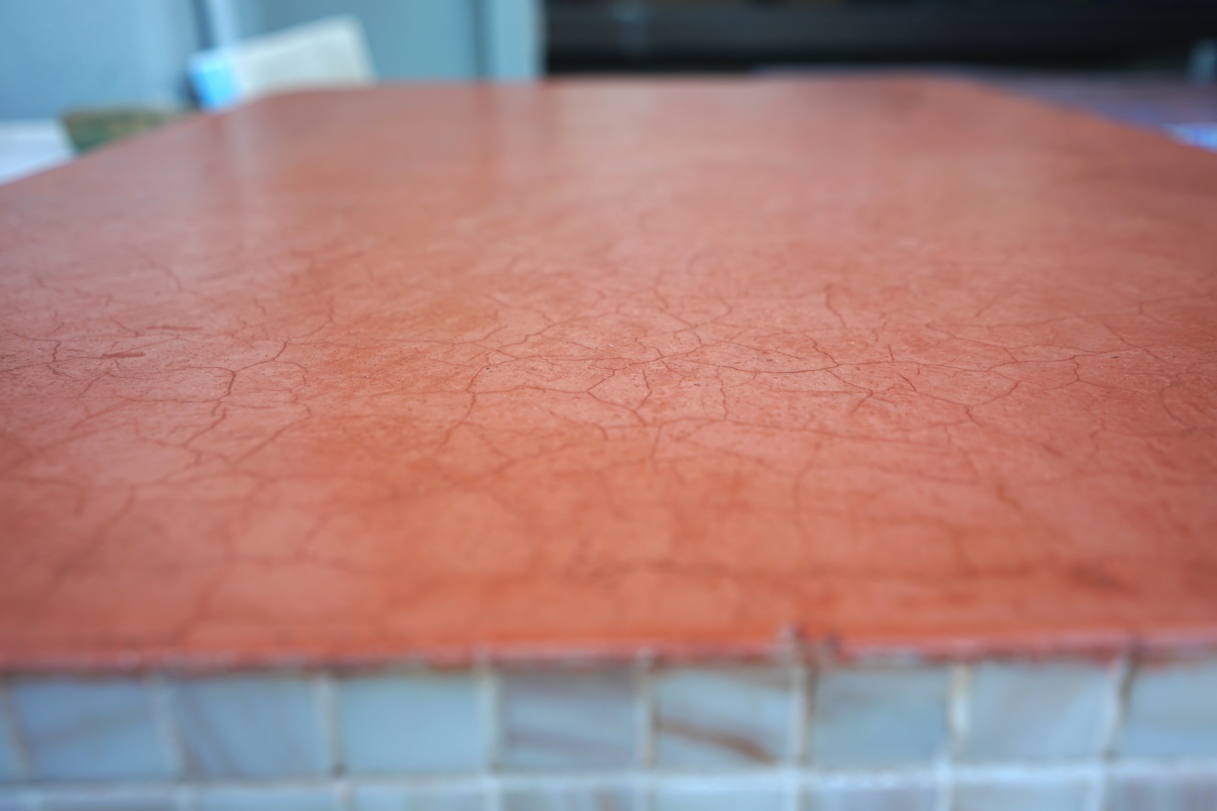 Al Passaggio della Cera la superficie del Tadelakt rivela le sue venature