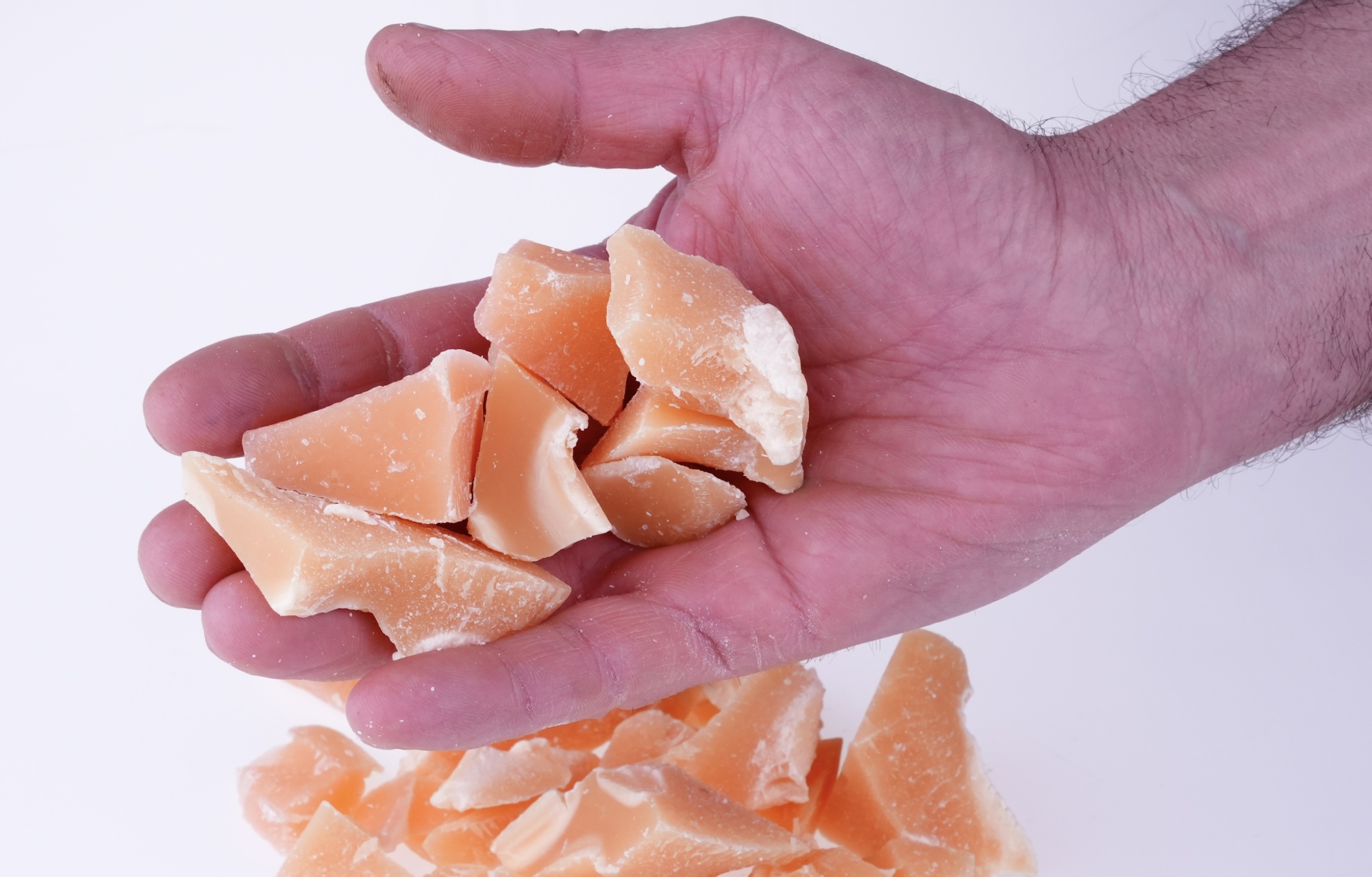 Come si Presenta la Cera d'Api Pura in Scaglie