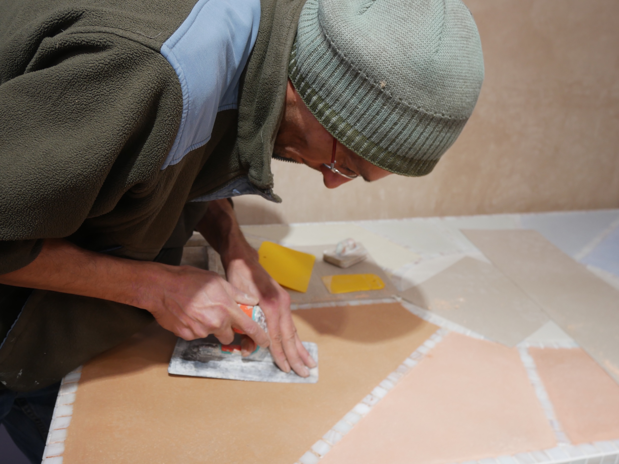 Fasi di Lavorazione del Tadelakt sul Tavolo