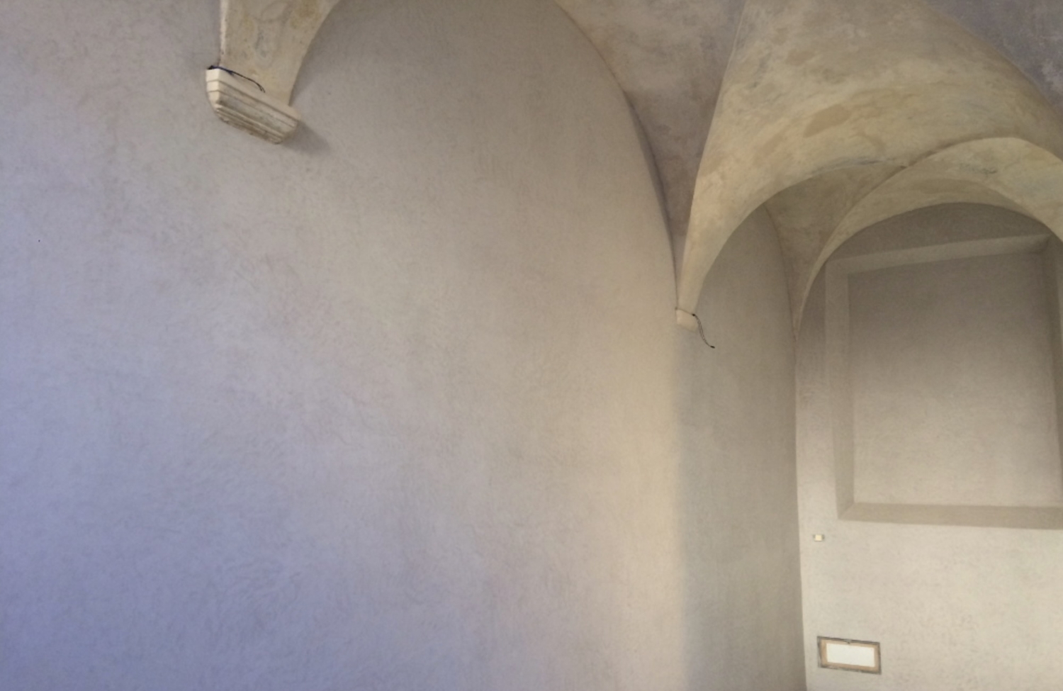 Locale a volte con parete in tadelakt