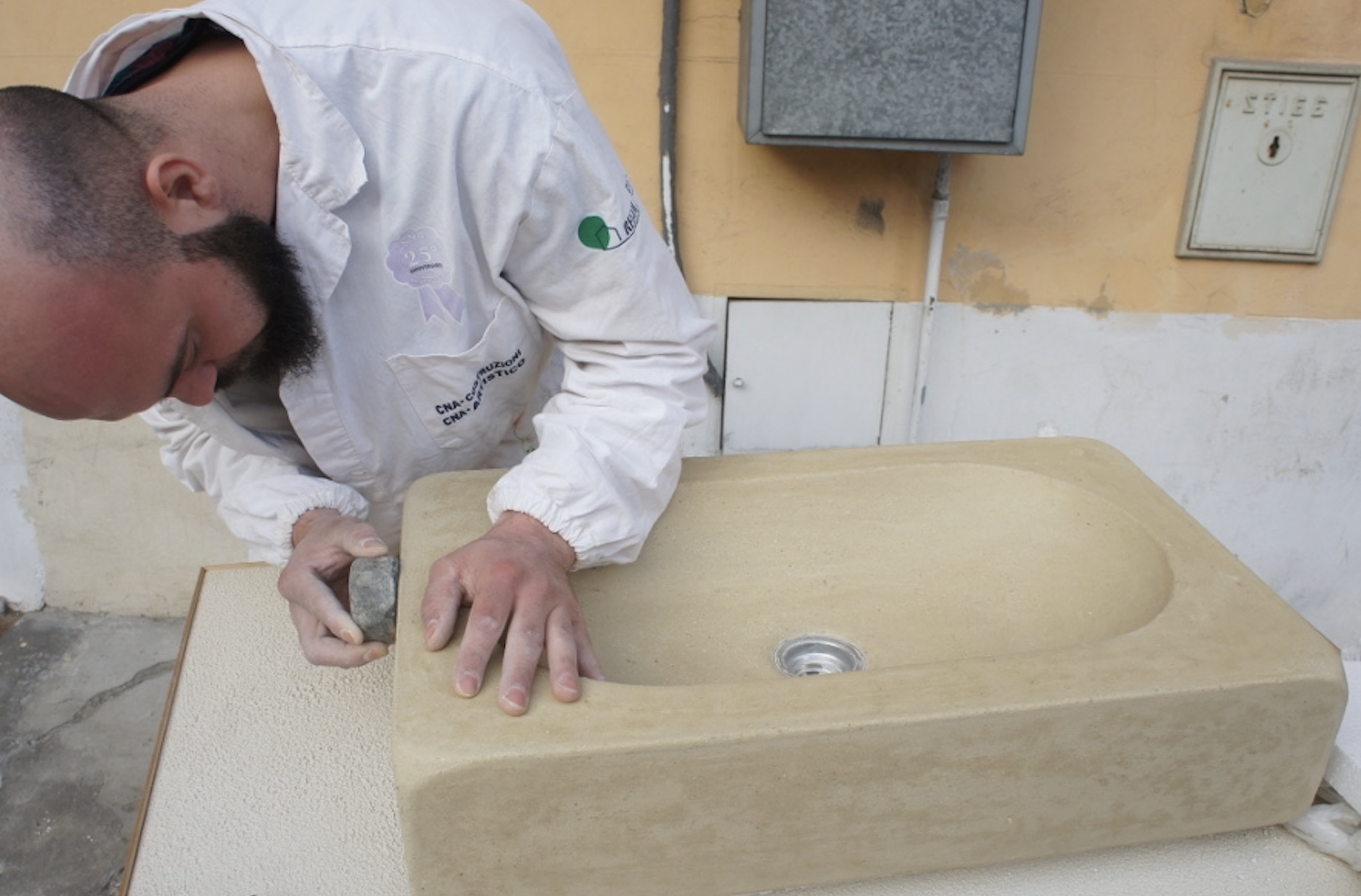 Lucidatura Lavandino con pietra di fiume