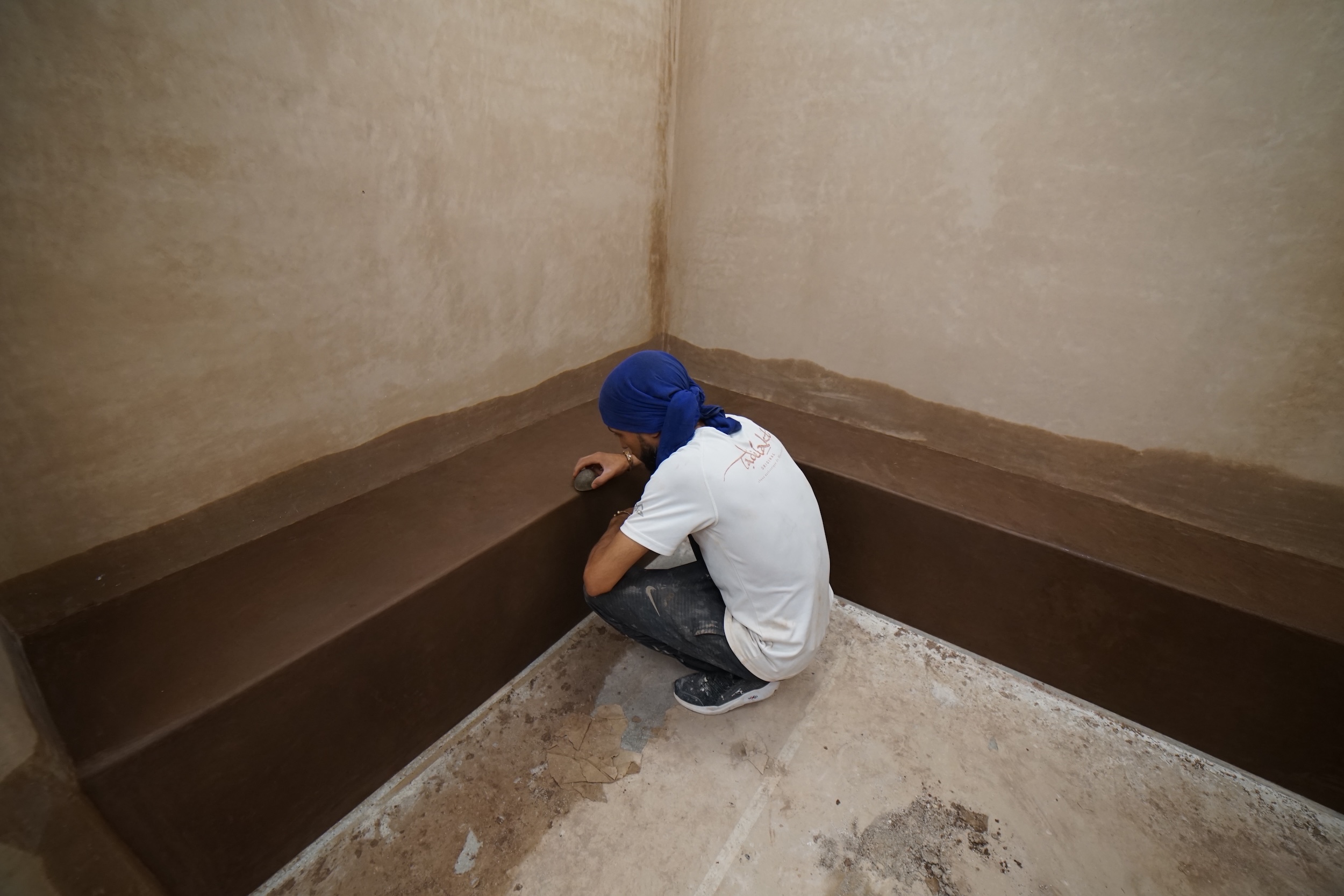 Passaggio della pietra sulla superficie ancora non asciutta