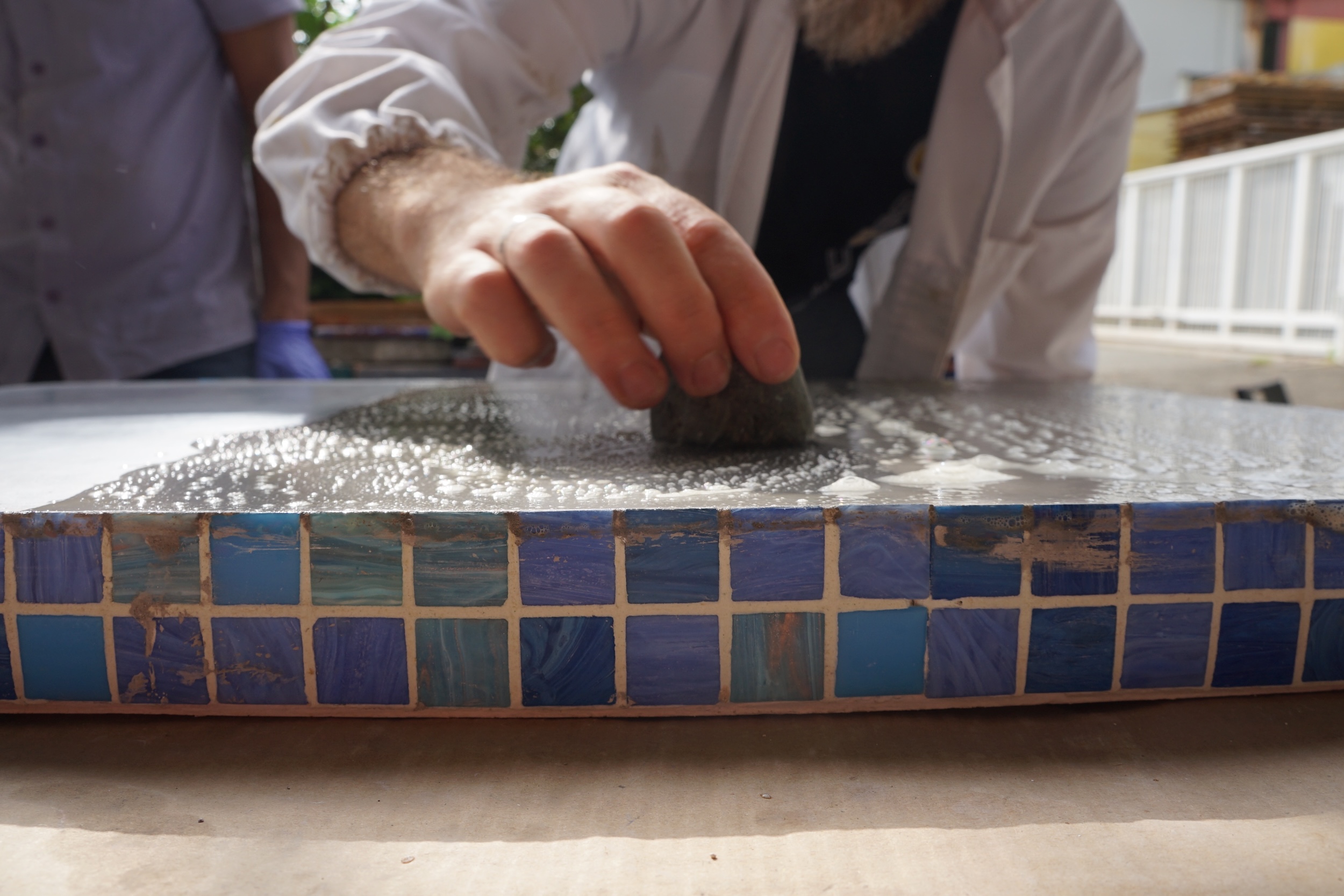 il massaggio con la pietra e il sapone nero