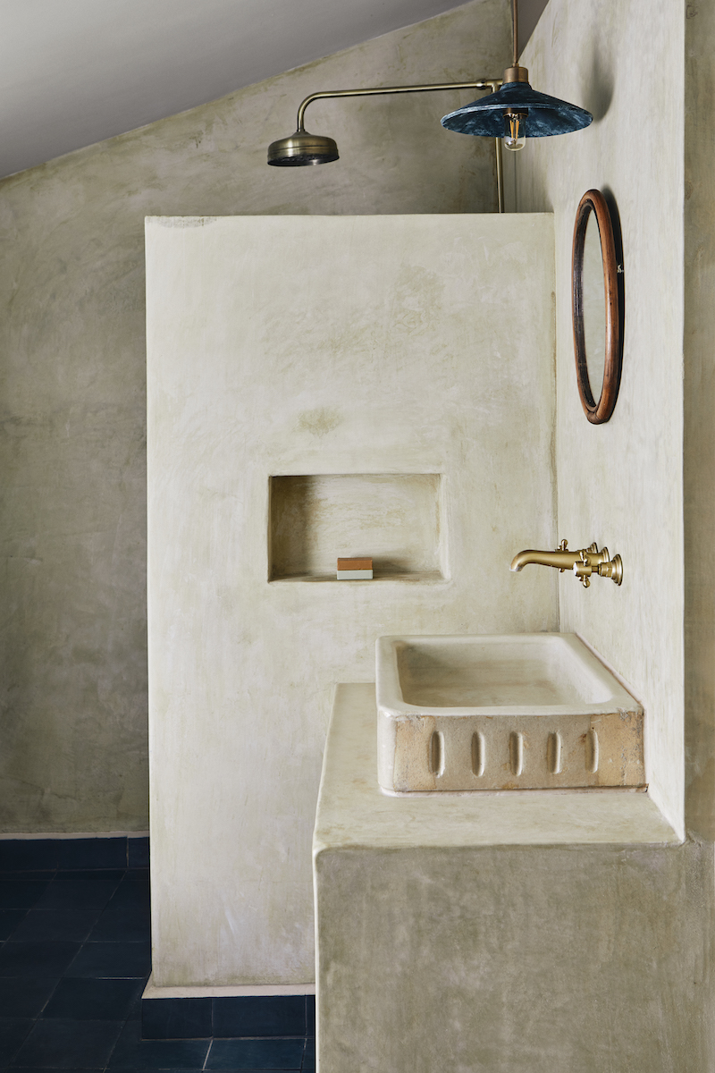 Blacksmith Cottage bagno con doccia e lavandino in tadelakt