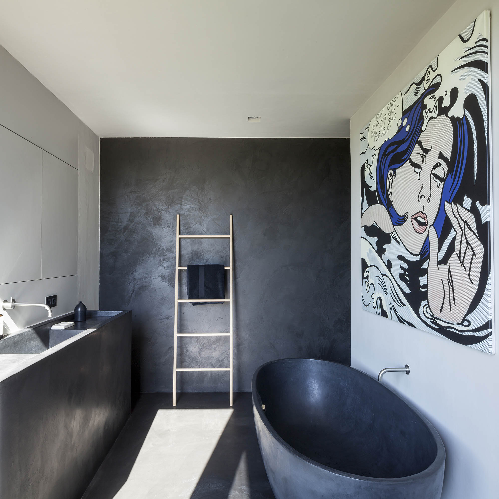 Graafjansdijk House bagno con vasca e lavandino in tadelakt nero