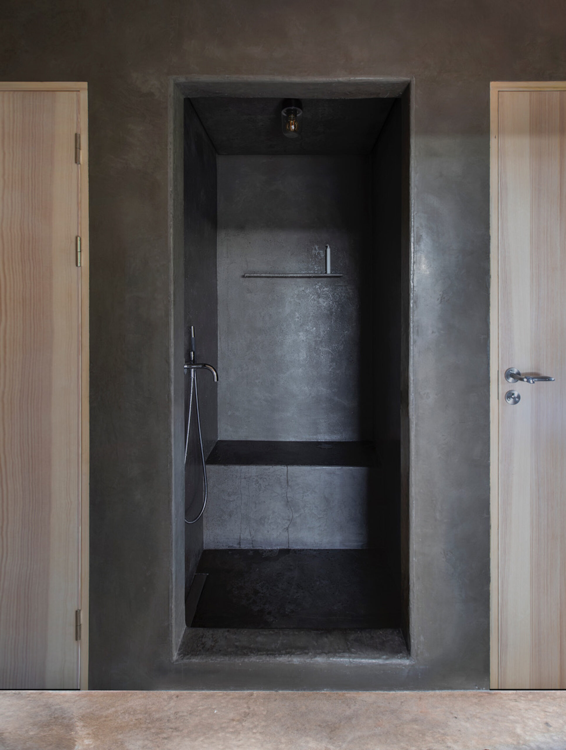 Höghult House doccia in tadelakt nero