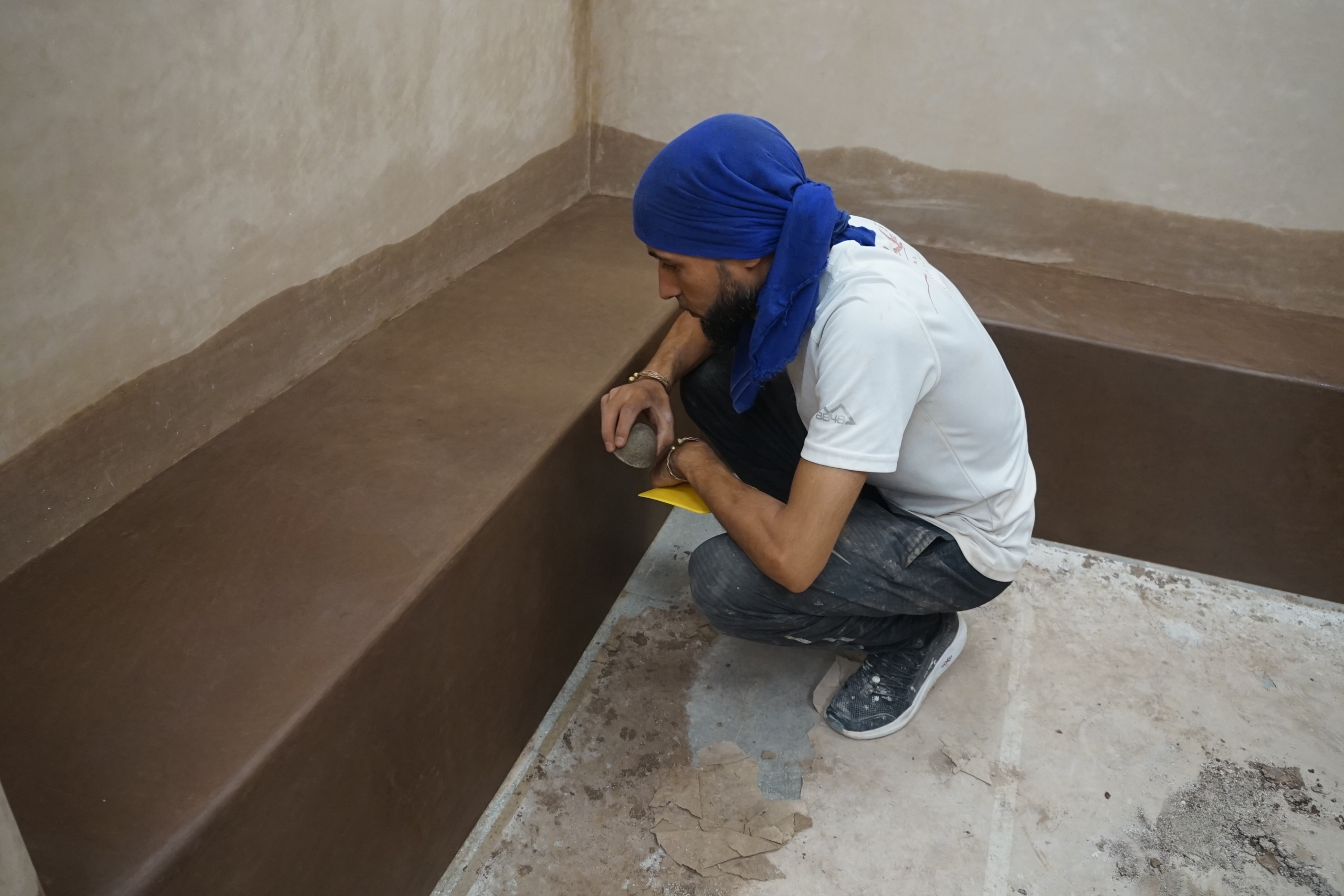 Mâalem controlla i tempi di asciugatura della Calce