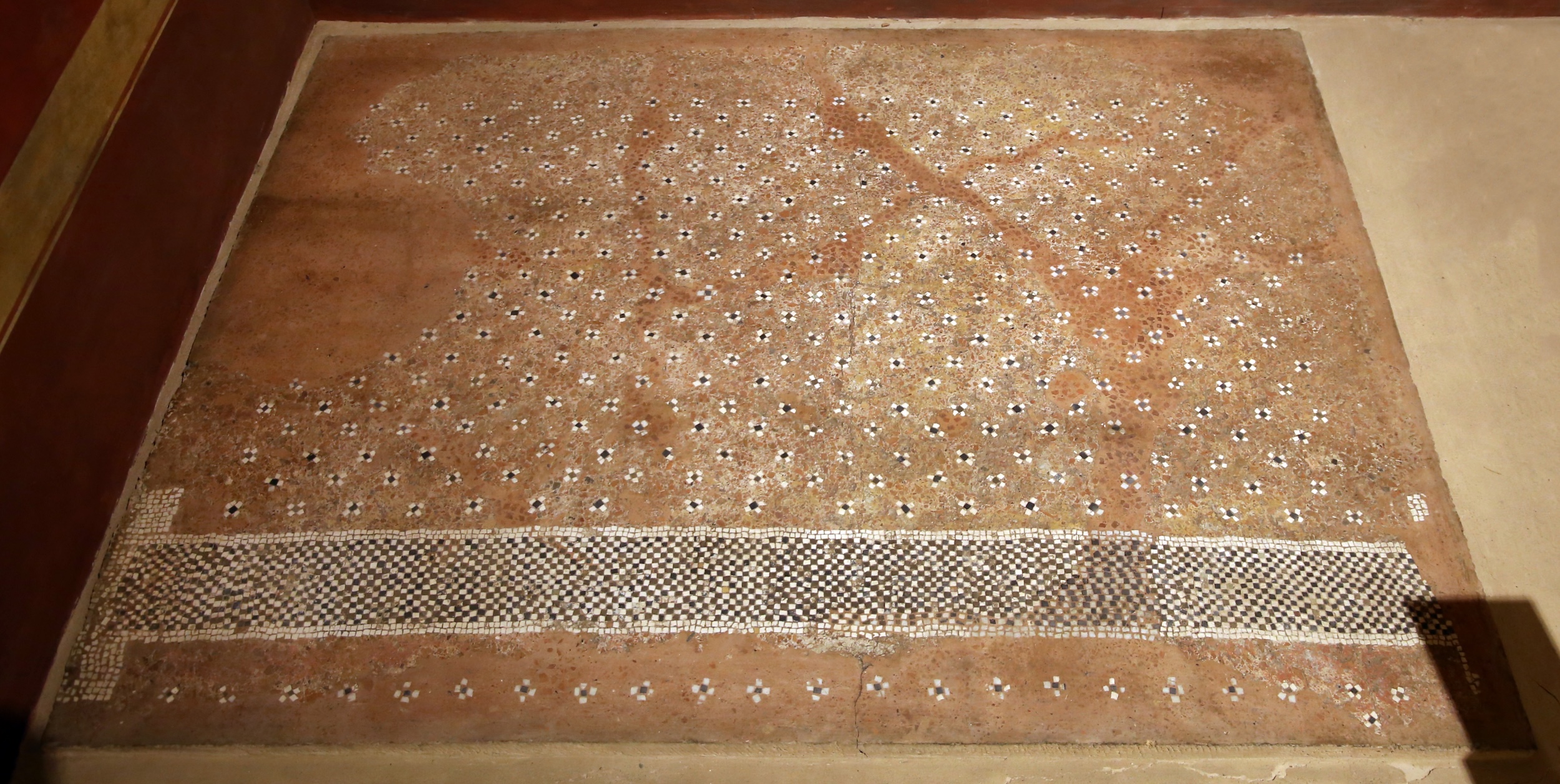 Pavimento in Cocciopesto nella Domus Romana di Lucca (I sec. a.C.)