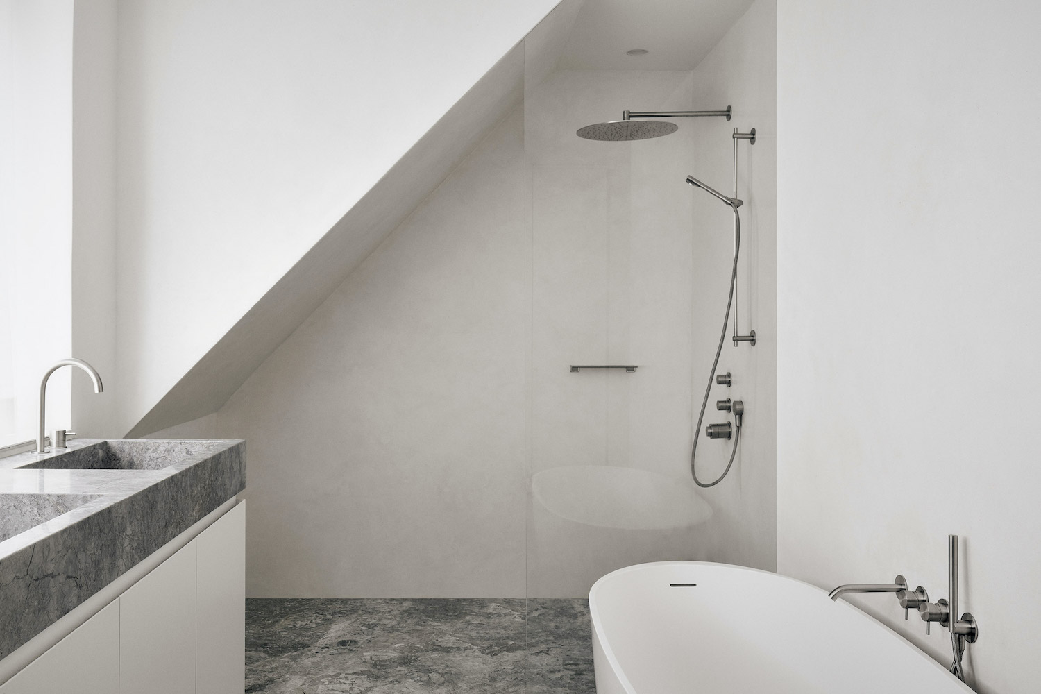 Portland Residence bagno con doccia in tadelakt
