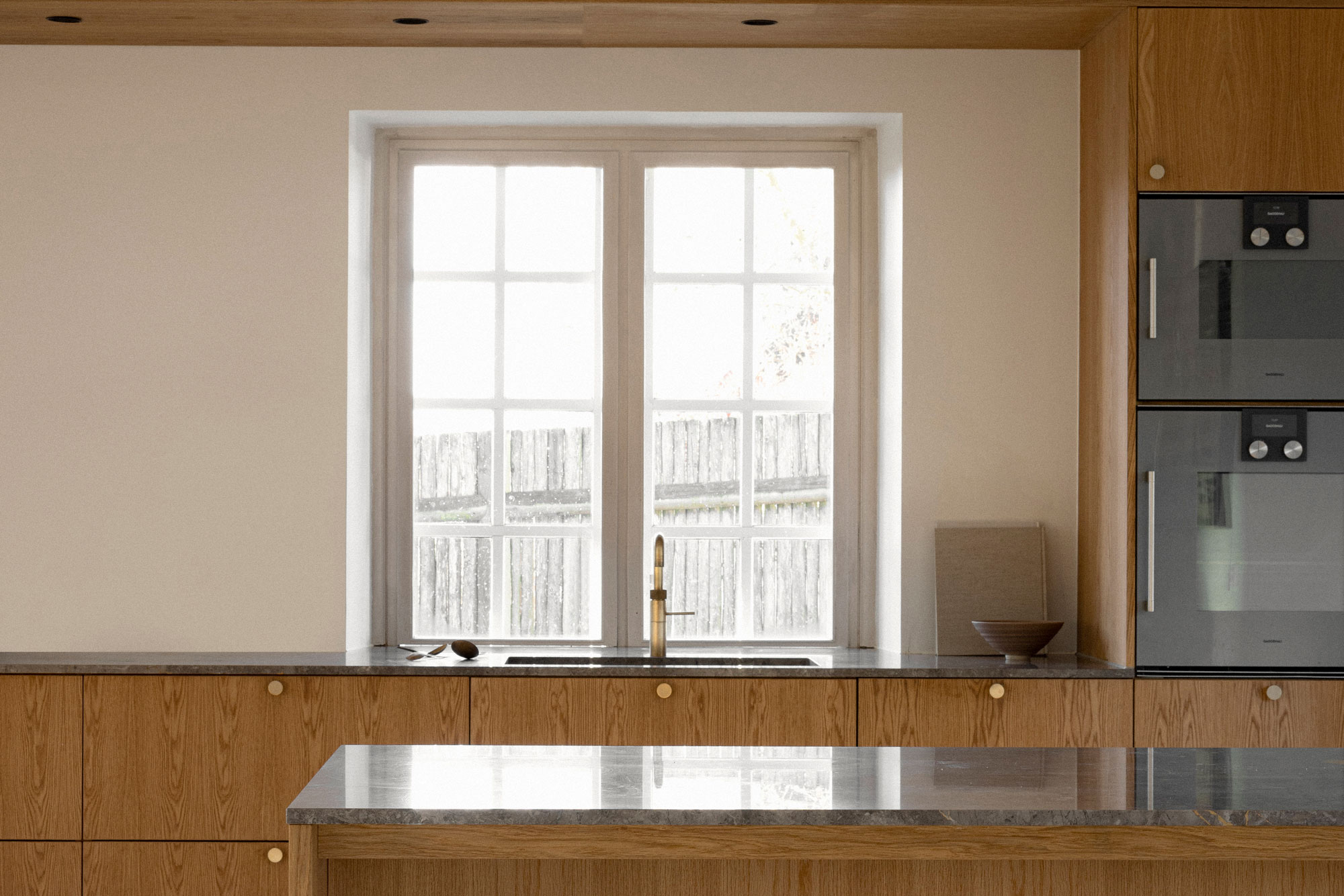 Village School House cucina con finestra