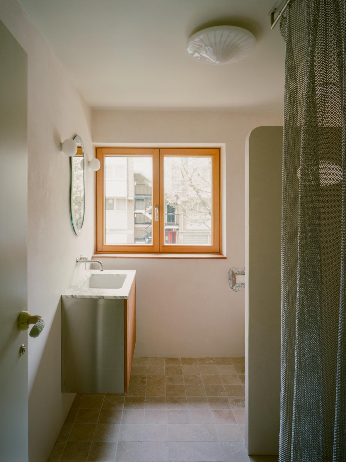 Whitechapel House bagno con doccia in tadelakt